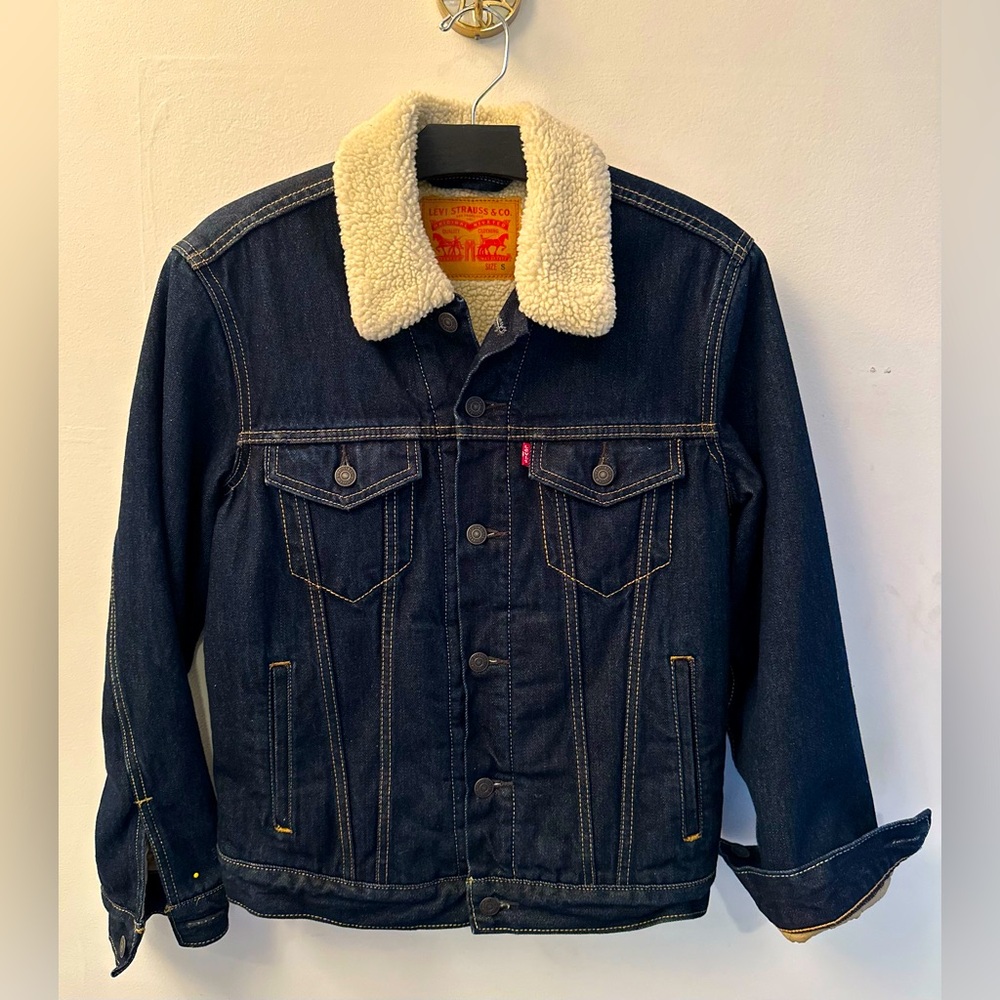 NWOT Men’s Small Levi’s Sherpa lined Jean Jacket dark wash